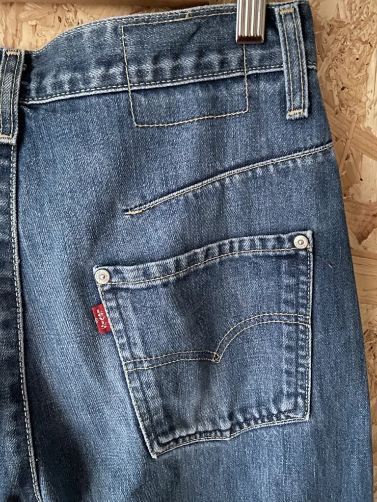levi's engineered 843 coutures tournantes Y2K red tab
