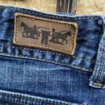 jean vintage levis 565 wide leg loose fit w30 bleu etiquette cuir