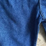 jean vintage bonaventure bleu années 80/90 taille haute coupe mom 2 accrcos sur la jambe droite