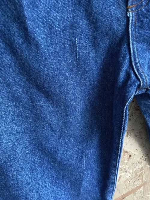 jean vintage bonaventure bleu années 80/90 taille haute coupe mom 2 accrcos sur la jambe droite