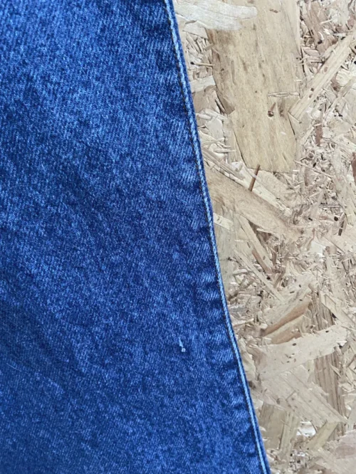 jean vintage bonaventure bleu années 80/90 taille haute coupe mom un accroc sur la jambe droite en bas
