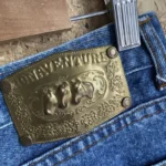 jean vintage bonaventure bleu années 80/90 taille haute coupe mom plaque dorée au dessus de la poche arrière
