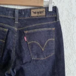 jean levi's vintage 2000s booty flare fit W29 red tab