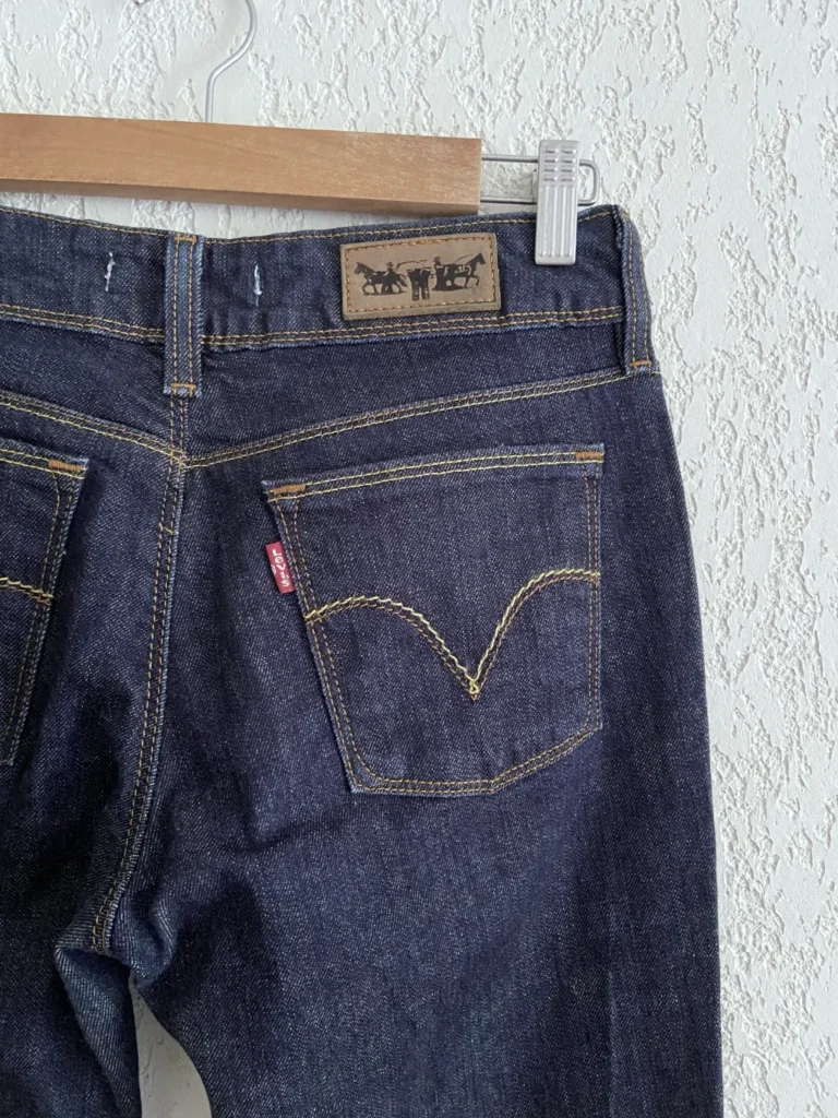 jean levi's vintage 2000s booty flare fit W29 red tab